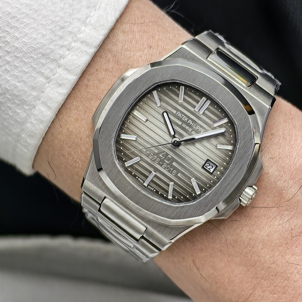 Patek Philippe Nautilus 40. Yıl Baget Rakamlar Bukalemun Gri Kadran Patek Philippe Nautilus 40. Yıl Baget Rakamlar Bukalemun Gri Kadran
