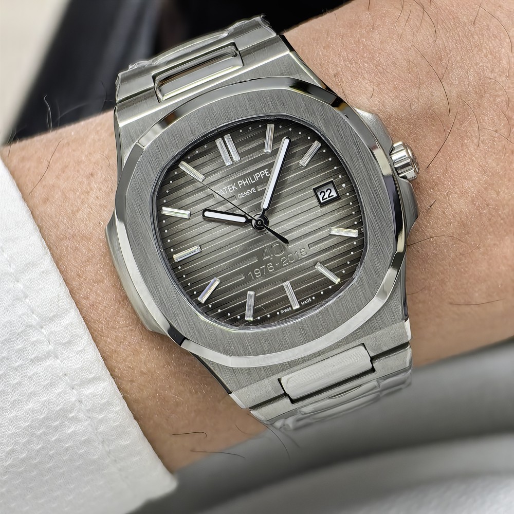 Patek Philippe Nautilus 40. Yıl Baget Rakamlar Bukalemun Gri Kadran Patek Philippe Nautilus 40. Yıl Baget Rakamlar Bukalemun Gri Kadran