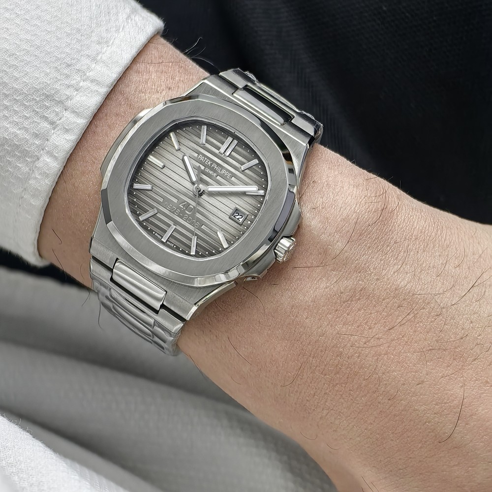 Patek Philippe Nautilus 40. Yıl Baget Rakamlar Bukalemun Gri Kadran Patek Philippe Nautilus 40. Yıl Baget Rakamlar Bukalemun Gri Kadran