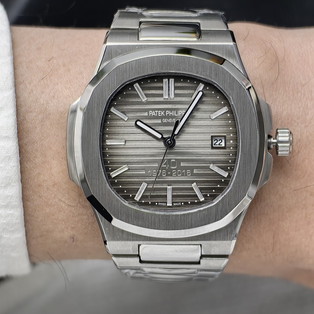 Patek Philippe Nautilus 40. Yıl Baget Rakamlar Bukalemun Gri Kadran Patek Philippe Nautilus 40. Yıl Baget Rakamlar Bukalemun Gri Kadran