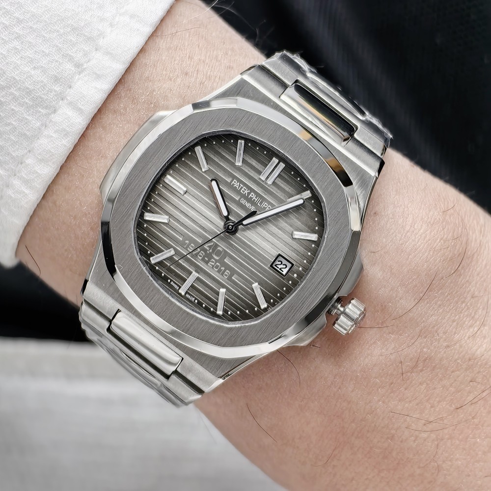 Patek Philippe Nautilus 40. Yıl Baget Rakamlar Bukalemun Gri Kadran Patek Philippe Nautilus 40. Yıl Baget Rakamlar Bukalemun Gri Kadran