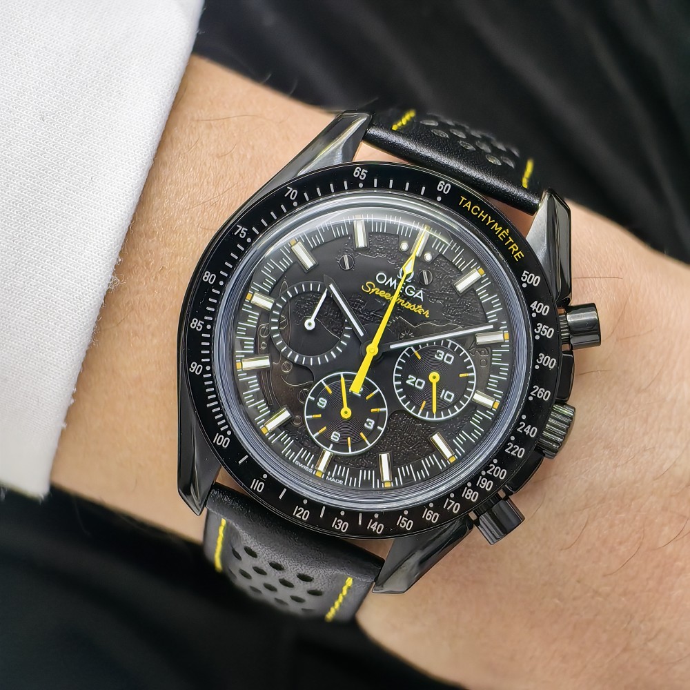 OMEGA Speedmaster Moonwatch Siyah Kadran Sarı İp Detaylı Siyah Deri Kordon OMEGA Speedmaster Moonwatch Siyah Kadran Sarı İp Detaylı Siyah Deri Kordon