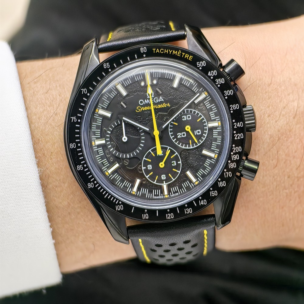 OMEGA Speedmaster Moonwatch Siyah Kadran Sarı İp Detaylı Siyah Deri Kordon OMEGA Speedmaster Moonwatch Siyah Kadran Sarı İp Detaylı Siyah Deri Kordon