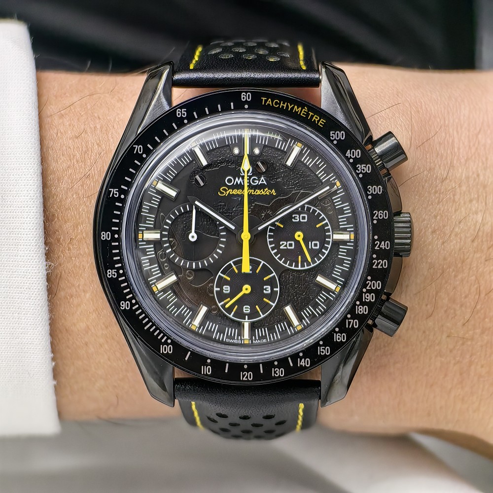 OMEGA Speedmaster Moonwatch Siyah Kadran Sarı İp Detaylı Siyah Deri Kordon OMEGA Speedmaster Moonwatch Siyah Kadran Sarı İp Detaylı Siyah Deri Kordon