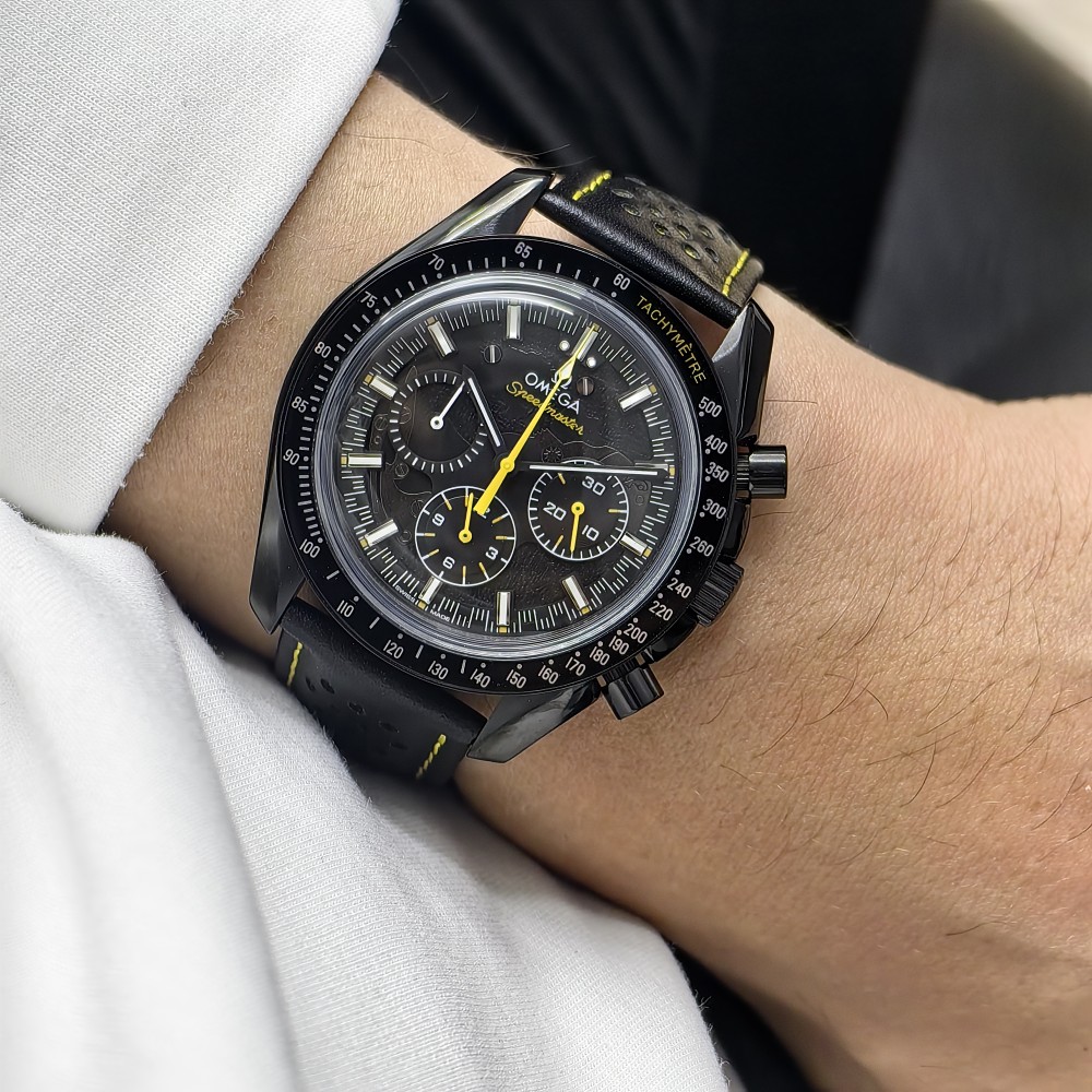 OMEGA Speedmaster Moonwatch Siyah Kadran Sarı İp Detaylı Siyah Deri Kordon OMEGA Speedmaster Moonwatch Siyah Kadran Sarı İp Detaylı Siyah Deri Kordon