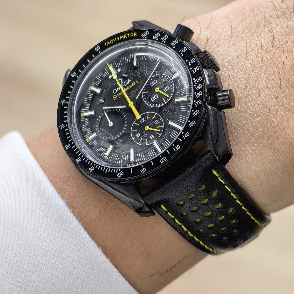 OMEGA Speedmaster Moonwatch Siyah Kadran Sarı İp Detaylı Siyah Deri Kordon OMEGA Speedmaster Moonwatch Siyah Kadran Sarı İp Detaylı Siyah Deri Kordon