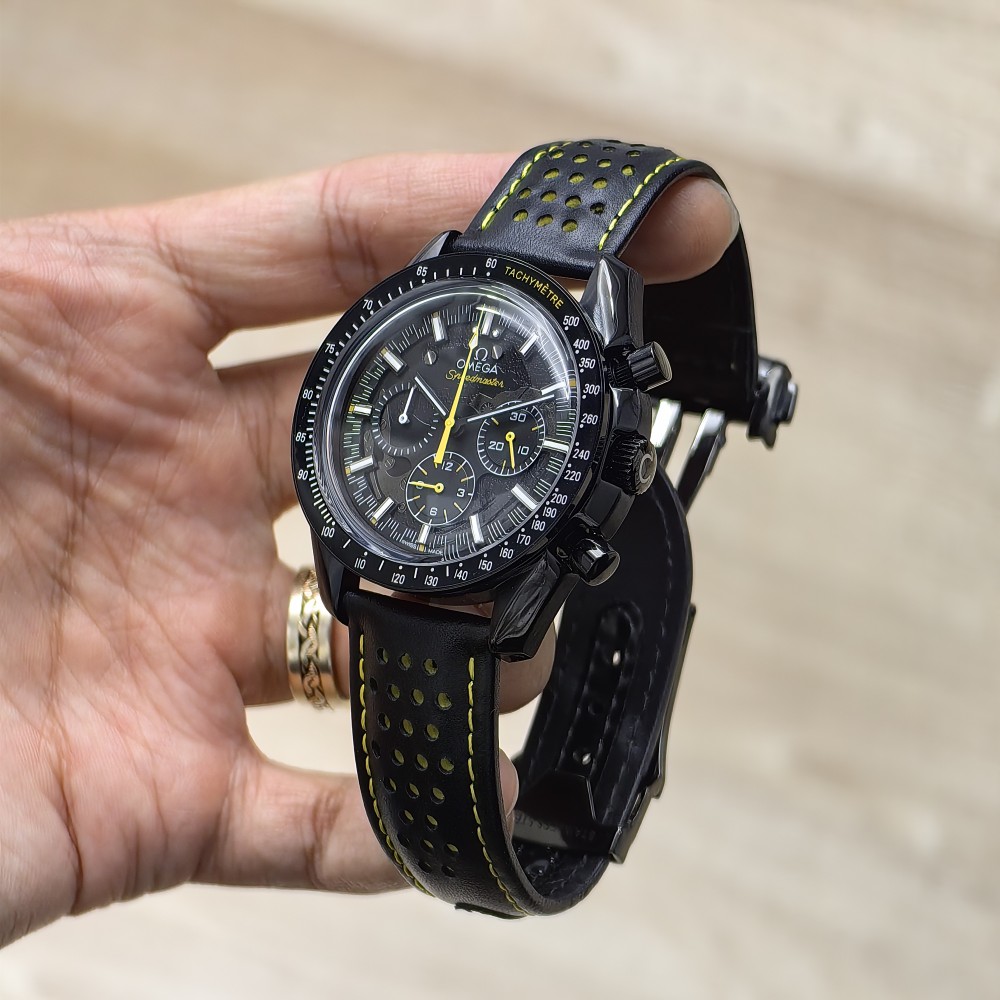 OMEGA Speedmaster Moonwatch Siyah Kadran Sarı İp Detaylı Siyah Deri Kordon OMEGA Speedmaster Moonwatch Siyah Kadran Sarı İp Detaylı Siyah Deri Kordon