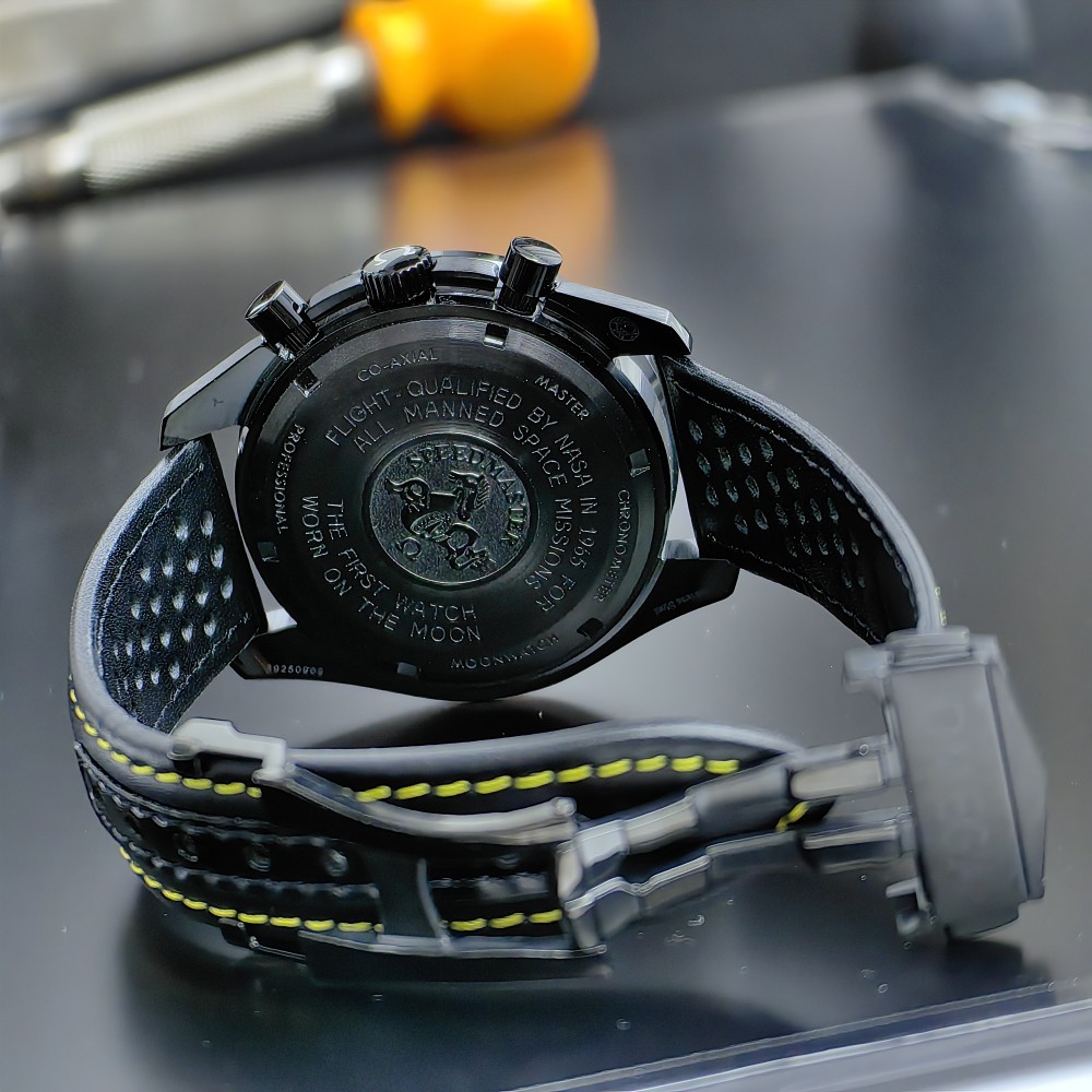 OMEGA Speedmaster Moonwatch Siyah Kadran Sarı İp Detaylı Siyah Deri Kordon OMEGA Speedmaster Moonwatch Siyah Kadran Sarı İp Detaylı Siyah Deri Kordon